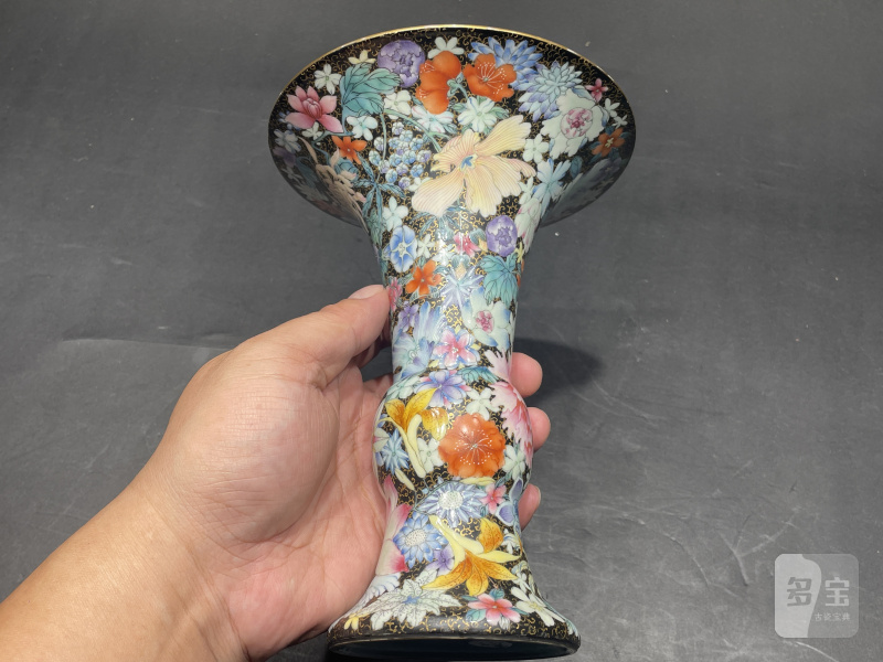 民国 墨地珐琅彩百花花觚一对 - 图15